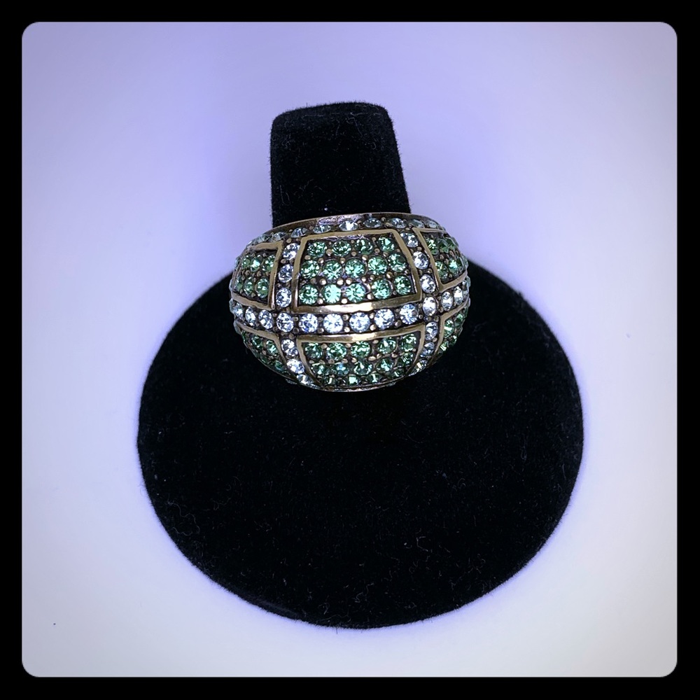 Costume ring green stones gold tone 💚💚